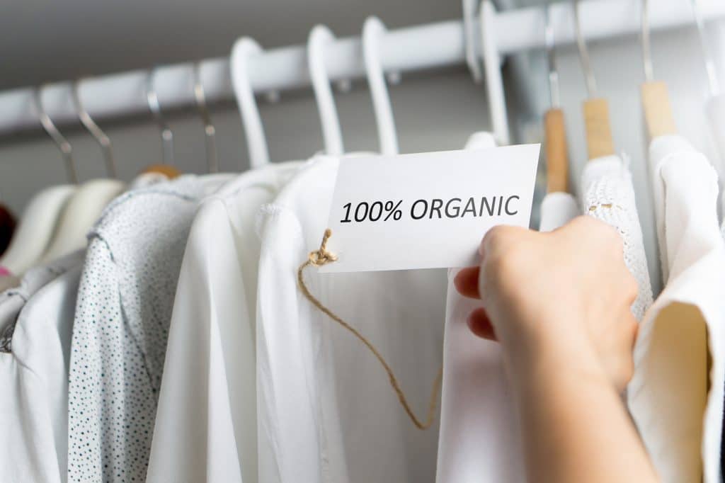 T-shirt made of 100% and hundred percent organic materials. Customer with responsible and nature ...