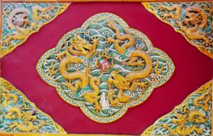 2 dragons in Chinese style on a decorative tile