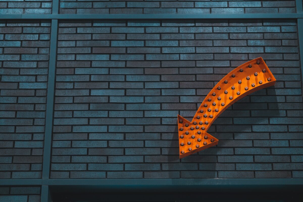 A sign pointing downwards